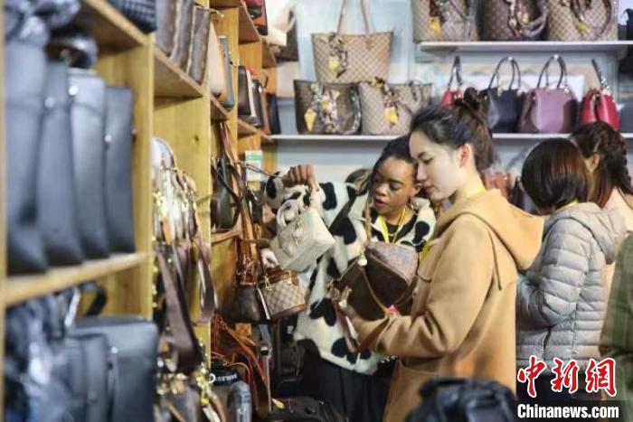女士選購包包。　彭華 攝